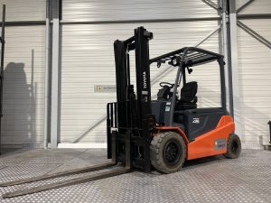 TOYOTA 8FBMT45 - Vorkheftruck Elektro
